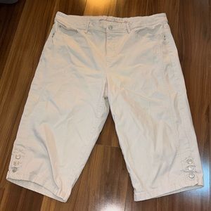 Size 16 Gloria Vanderbilt all around slimming effect skimmer capri pants